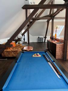 Meja biliard di Herrenhaus mit Pool-Landschaft