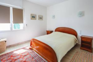 una camera da letto con un letto, un tavolo e una finestra di Villa Caroline by Villa Plus a Thèzan-lès-Béziers Altre 12 foto