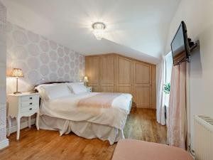 Katil atau katil-katil dalam bilik di 3 bed in Aberaeron 86578