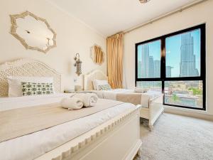 Ένα ή περισσότερα κρεβάτια σε δωμάτιο στο Royal Escape Burj Khalifa View 2BR in Downtown Dubai +38 φωτογραφίες