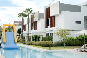 Bazén v ubytování Veranda Pool Villas & Suite Hua Hin Cha Am nebo v jeho okolí