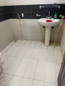 ラーワルピンディーにあるFully Furnished House available for Rent on Daily and weekly basisの洗面台とトイレ付きのバスルーム