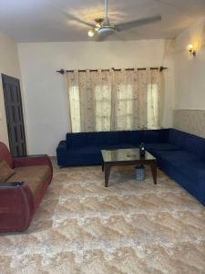 ラーワルピンディーにあるFully Furnished House available for Rent on Daily and weekly basisの青いソファとコーヒーテーブルのあるリビングルーム