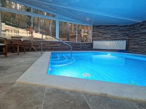 una gran piscina en una casa en къща за гости Рока, en Mineralni Bani