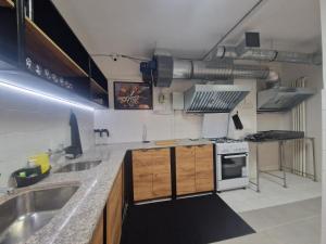 una cocina con fregadero y estufa en къща за гости Рока, en Mineralni Bani