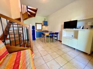 Η κουζίνα ή μικρή κουζίνα στο Holiday house with pool and garden +13 φωτογραφίες