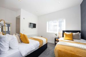 Ένα ή περισσότερα κρεβάτια σε δωμάτιο στο Cosy apartment in the heart of Sale +36 φωτογραφίες