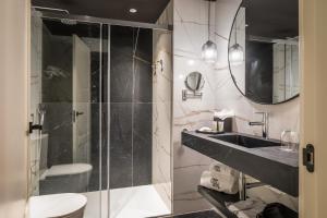 a bathroom with a shower and a sink and a toilet at Hotel Barcelona Catedral 4 Sup in Barcelona