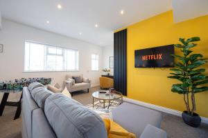 Μια τηλεόραση ή/και κέντρο ψυχαγωγίας στο Cosy apartment in the heart of Sale