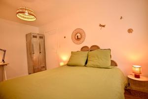 ヴァンヌにあるAppartement Centre Historique Cheminée, Mur en Pierre & Déco Jungleのベッドルーム1室(緑色のベッド1台、枕2つ付)