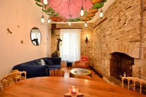 ヴァンヌにあるAppartement Centre Historique Cheminée, Mur en Pierre & Déco Jungleのレンガの壁、テーブル付きのリビングルーム