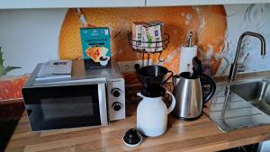 een aanrecht met een magnetron en een wastafel bij Wohnung Brand in Neumarkt in der Oberpfalz +2 foto's