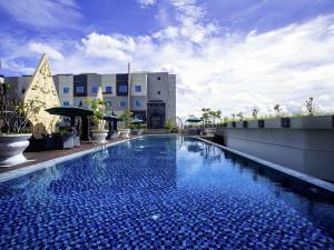 duży basen na dachu budynku w obiekcie Grand Mercure Yogyakarta Adi Sucipto w mieście Yogyakarta