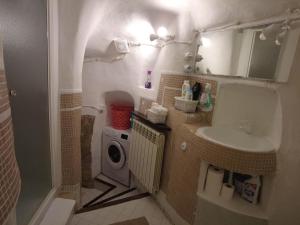a bathroom with a sink and a washing machine at Casa Roberto in Castelnuovo di Porto