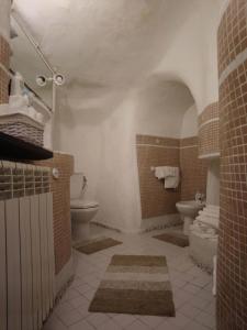 a bathroom with a shower and a toilet and a sink at Casa Roberto in Castelnuovo di Porto