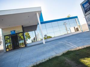 アララクアラにあるIbis Budget Araraquaraの窓が多い建物