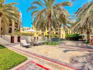 Κήπος έξω από το Royal Escape Burj Khalifa View 2BR in Downtown Dubai