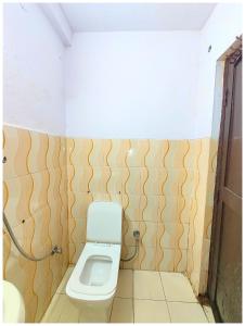 a bathroom with a white toilet in a room at Lake View Hotel Chinar Mall Road Nainital - Near NAINA DEVI TEMPLE & NAINI LAKE - FREE WI-FI AND ROOM SERVICE AVAILABLE - PREMIUM HOTEL IN NAINITAL in Nainital