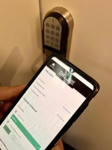 a person holding a cell phone with a flight timetable at DH Hotel Deutsches Haus - Ihr neuer Rückzugsort im Herzen von Mittweida, digitales Hotel im historischen Gebäude in Mittweida +11 photos