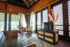 ein Wohnzimmer mit einem TV auf einer Kommode in der Unterkunft The Langit Duyong Marina Resort in Kuala Terengganu