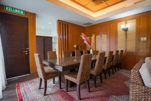 ein Esszimmer mit Tisch und Stühlen in der Unterkunft The Langit Duyong Marina Resort in Kuala Terengganu + 50 Fotos
