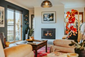 Una sala de estar con un sofá y una chimenea. en Alderwood Homestead - Heart Of The Highlands, en Glenquarry