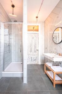 a bathroom with a shower and a sink at Will & Tate City Stay in The Hague