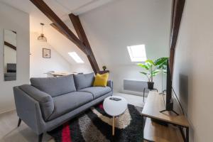 Posezení v ubytování Très bel appartement proche centre Stationnement rue Gratuit + 6 fotografií