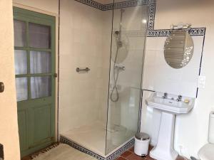 a bathroom with a shower and a sink at Un Mazet en famille dans le jardin in Saint-Hippolyte-du-Fort +16 photos