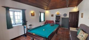 ein Wohnzimmer mit einem Billardtisch darin in der Unterkunft Casa do Patio - Très charmante villa 12 personnes 5ch avec piscine in São Bartolomeu