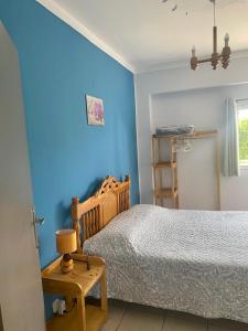 a bedroom with a bed and a blue wall at Apartment QUINTA DE AREIAS in Crespos