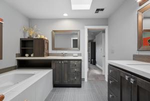バンクーバーにあるModern Upper Level Duplex Dt Vancouverの浴槽、洗面台、鏡のあるバスルーム +36枚の写真