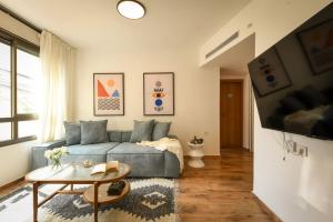 Μια τηλεόραση ή/και κέντρο ψυχαγωγίας στο Cozy Apt 4-min from the Beach with Mamad by Sea N' Rent +21 φωτογραφίες