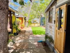a house with a walkway leading to a yard at Saline les bains studio avec cuisine & espace détente extérieurs calme & plage à pied in Saint-Paul