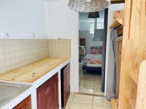 Kuchyň nebo kuchyňský kout v ubytování Saline les bains studio avec cuisine & espace détente extérieurs calme & lagon à pied + 4 fotografie