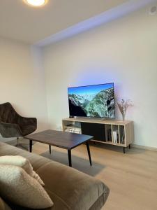 TV a/nebo společenská místnost v ubytování Cozy Apartment Close to Torp, Sandefjord&Tønsberg