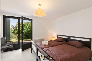 Postel nebo postele na pokoji v ubytování Villa Rose Pool Sea View Super Cannes + 13 fotografií