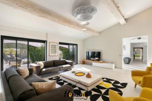 Μια τηλεόραση ή/και κέντρο ψυχαγωγίας στο Villa Rose Pool Sea View Super Cannes