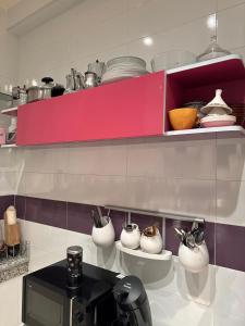 eine Küche mit Schalen und Küchenutensilien auf einem Regal in der Unterkunft Apartement Bab lhad in Rabat