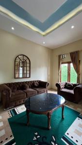 un salon avec un canapé et une table basse dans l'établissement Shanum homestay, à Diyeng