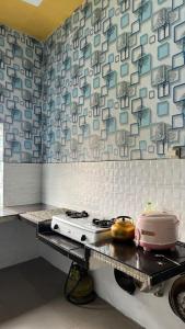 une cuisine avec un comptoir avec une cuisinière et un grille-pain dans l'établissement Shanum homestay, à Diyeng