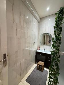 ein Badezimmer mit Waschbecken und Spiegel in der Unterkunft Apartement Bab lhad in Rabat + 51 Fotos