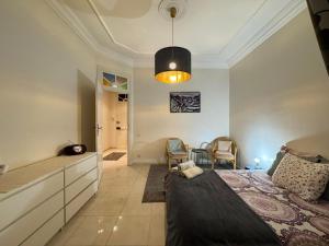 ein Schlafzimmer mit großem Bett und ein Esszimmer in der Unterkunft Apartement Bab lhad in Rabat