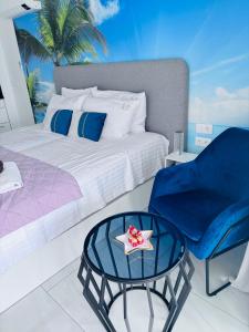 Un dormitorio con una cama, una mesa y una silla. en Blue Ocean Costa Adeje 504, en Playa de las Américas