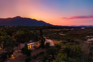 ムラヴェーラにある4 Mori Family Village - Villaggio per Famiglieの夕日を背景にした家屋の空中