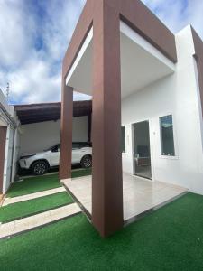 a house with a large sculpture in the yard at Seller House II in Sobral