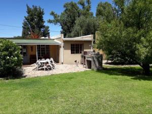 a house with a picnic table in the yard at Starry Nights Guest House in Nieu-Bethesda