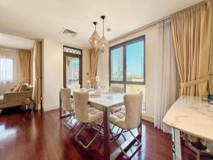 Χώρος καθιστικού στο Royal Escape Burj Khalifa View 2BR in Downtown Dubai