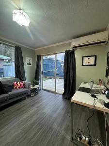 Un televizor și/sau centru de divertisment la North East Valley apartment