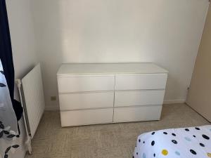 Saint-Denis-en-ValChez Dapia的卧室内的白色梳妆台,配有床 更多1张照片